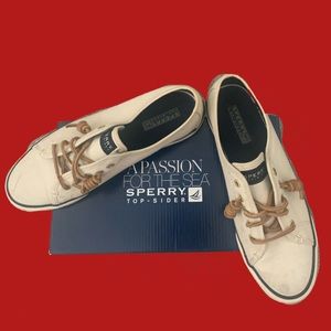 SPERRY’S SIZE 8.5 BOAT SHOES